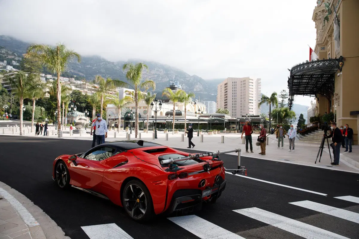 Questa sera “Le grand rendez-vous”, corto con Leclerc e Ferrari SF90 Stradale di Lelouch (6)