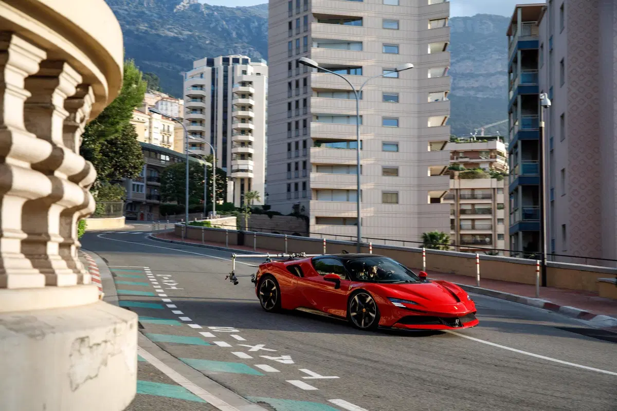 Questa sera “Le grand rendez-vous”, corto con Leclerc e Ferrari SF90 Stradale di Lelouch (7)