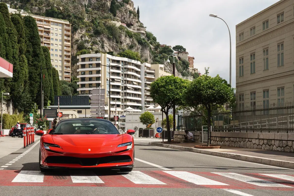 Questa sera “Le grand rendez-vous”, corto con Leclerc e Ferrari SF90 Stradale di Lelouch (9)
