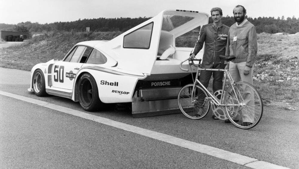 I due protagonisti, con aerodinamica e corona esagerate per i rispettivi mezzi (935 e bici Bianchi)
