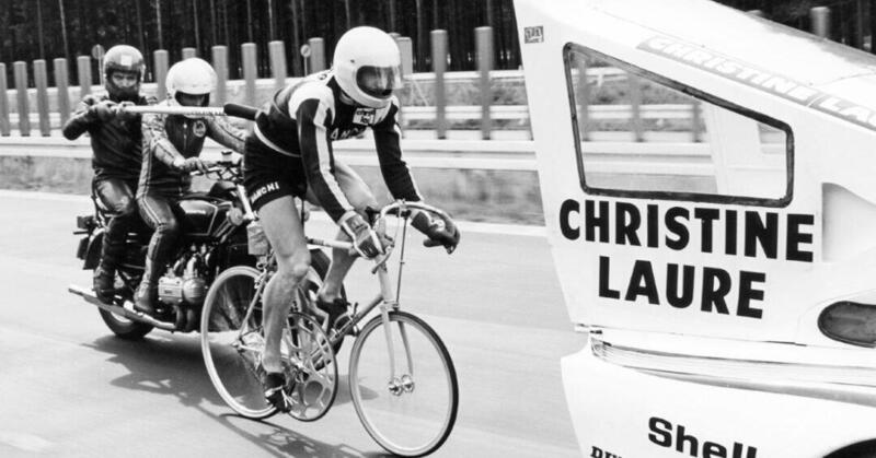 Come morire per un record di velocit&agrave; su due ruote, 240 Km/h in scia alla Porsche da gara [video]