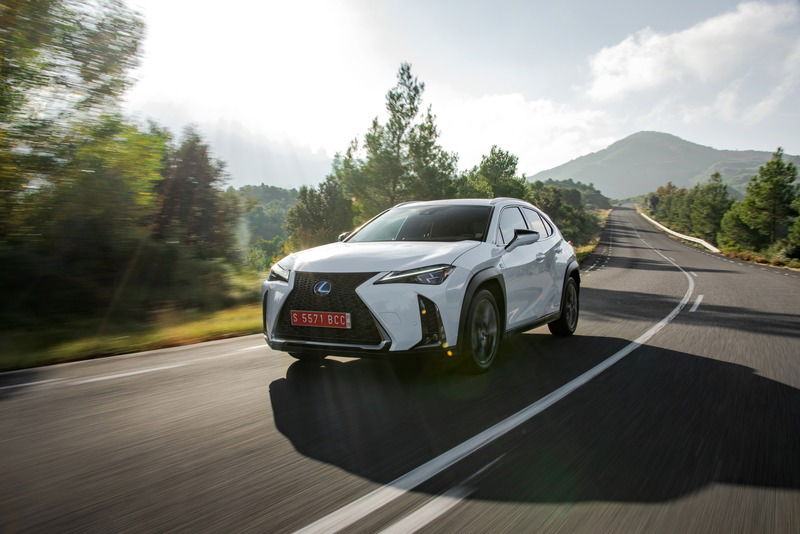 Lexus UX: linee taglienti e un look che spiazza [Video]