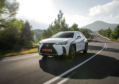 Lexus UX: linee taglienti e un look che spiazza [Video]