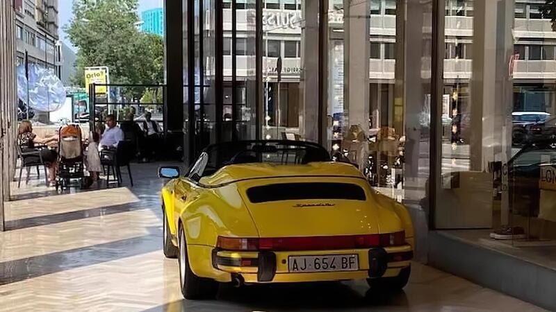 Padova, piove: mette sotto i portici Porsche Sport Speedster Turbo Look da Baessato