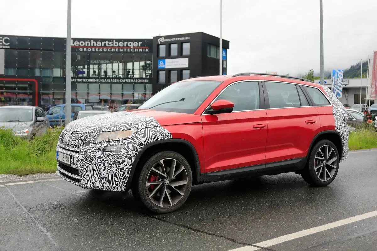 Skoda Karoq e Kodiaq verso il restyling [Foto spia] (6)