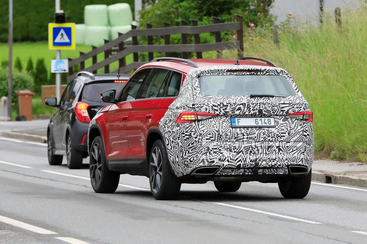 Skoda Karoq e Kodiaq verso il restyling [Foto spia] (11)
