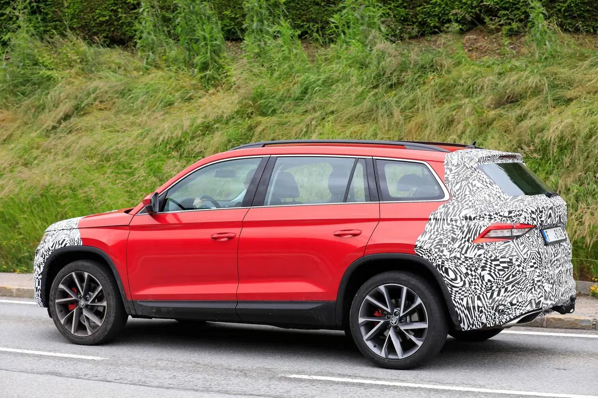 Skoda Karoq e Kodiaq verso il restyling [Foto spia] (8)