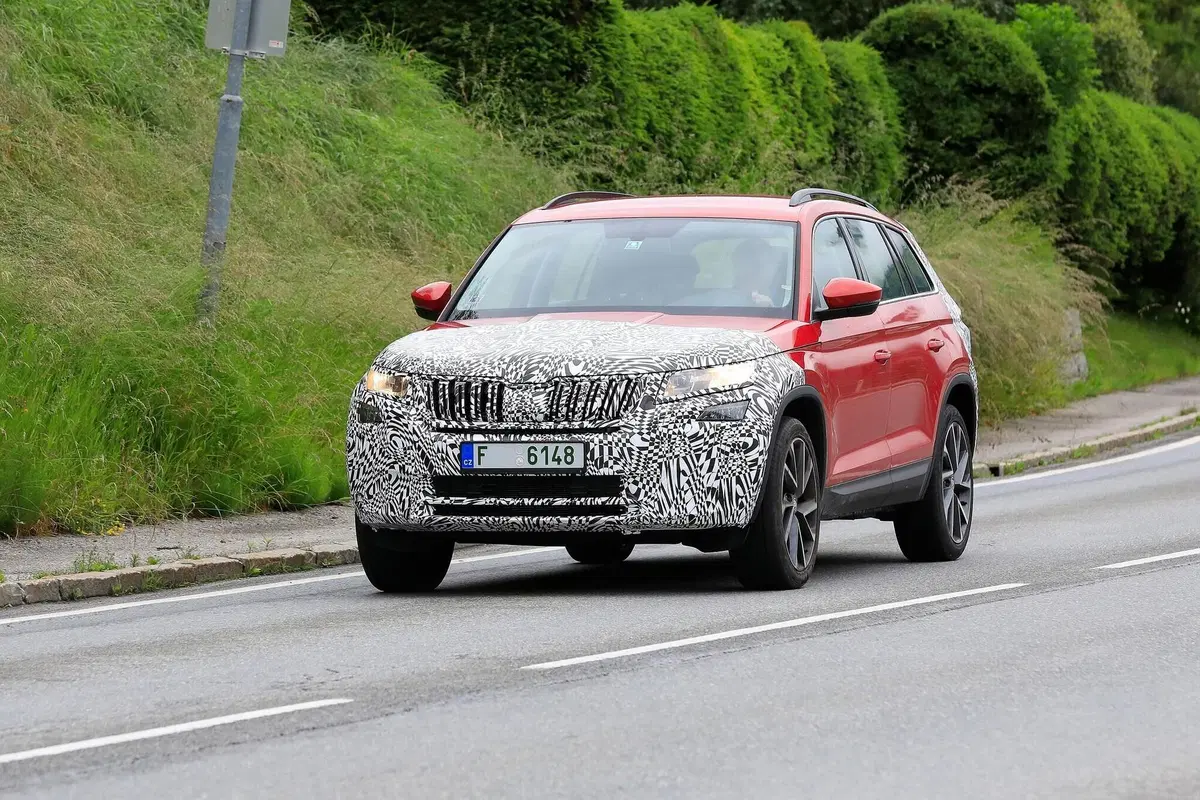 Skoda Karoq e Kodiaq verso il restyling [Foto spia] (2)