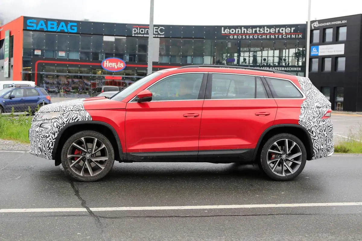 Skoda Karoq e Kodiaq verso il restyling [Foto spia] (7)
