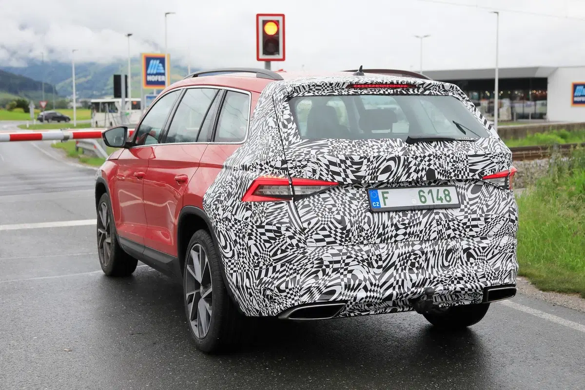 Skoda Karoq e Kodiaq verso il restyling [Foto spia] (13)