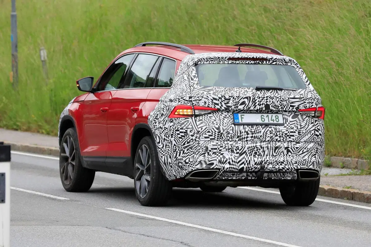Skoda Karoq e Kodiaq verso il restyling [Foto spia] (12)