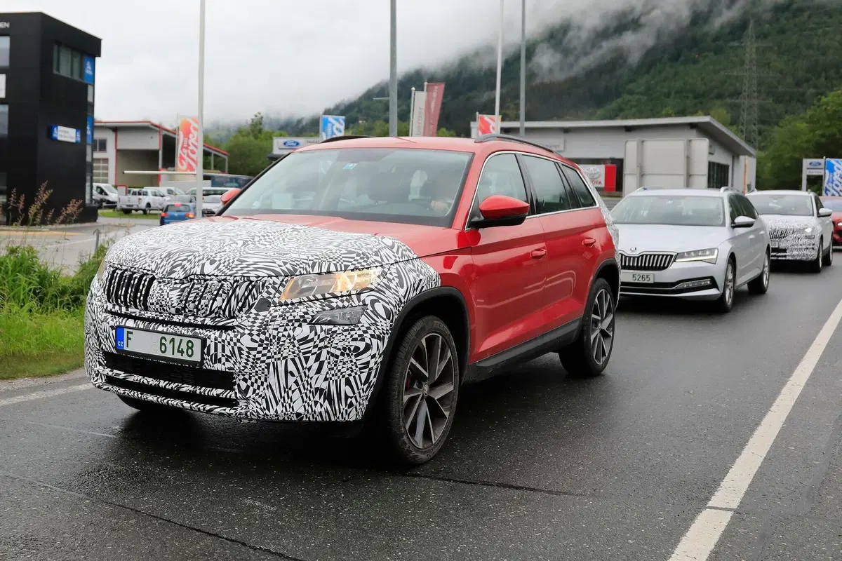 Skoda Karoq e Kodiaq verso il restyling [Foto spia] (14)