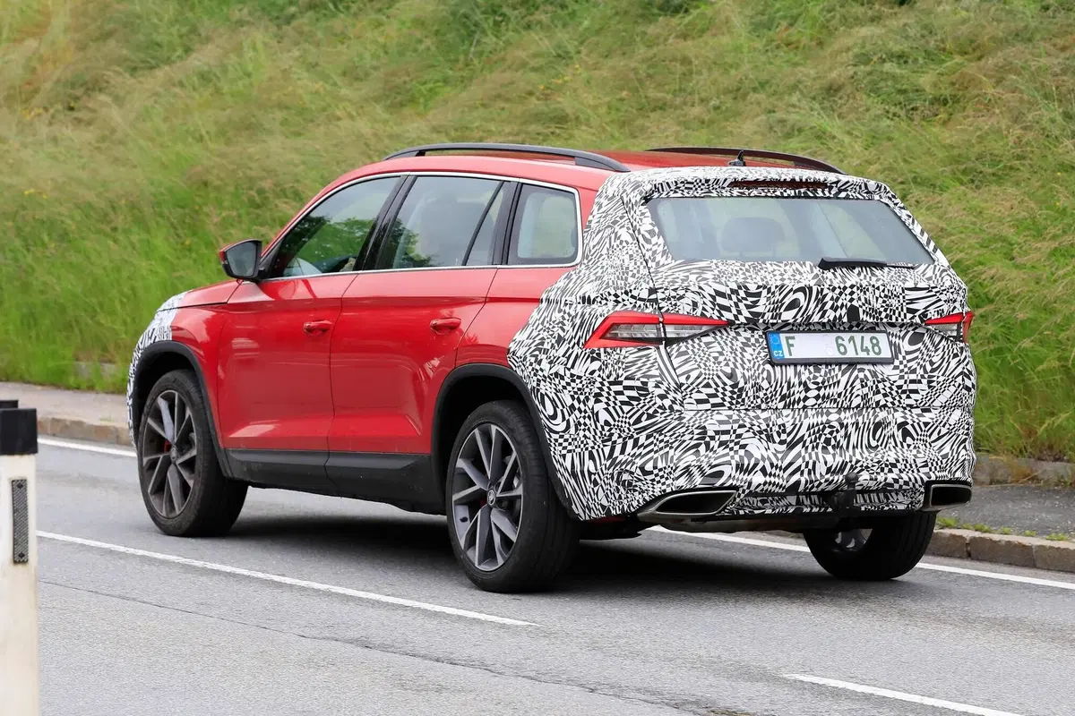 Skoda Karoq e Kodiaq verso il restyling [Foto spia] (16)
