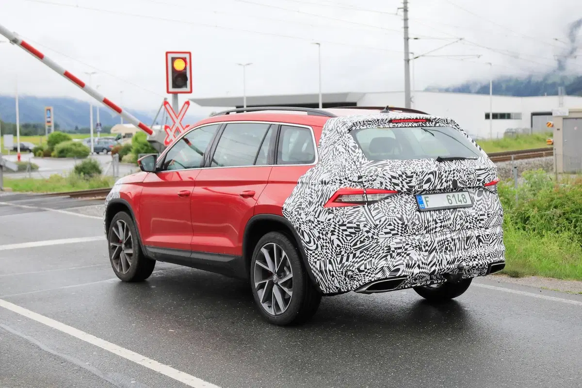 Skoda Karoq e Kodiaq verso il restyling [Foto spia] (15)