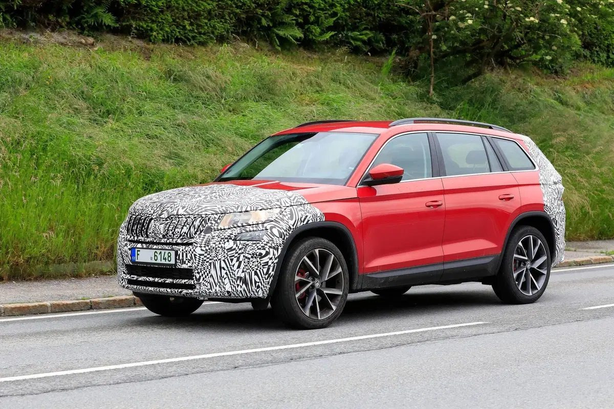 Skoda Karoq e Kodiaq verso il restyling [Foto spia] (4)