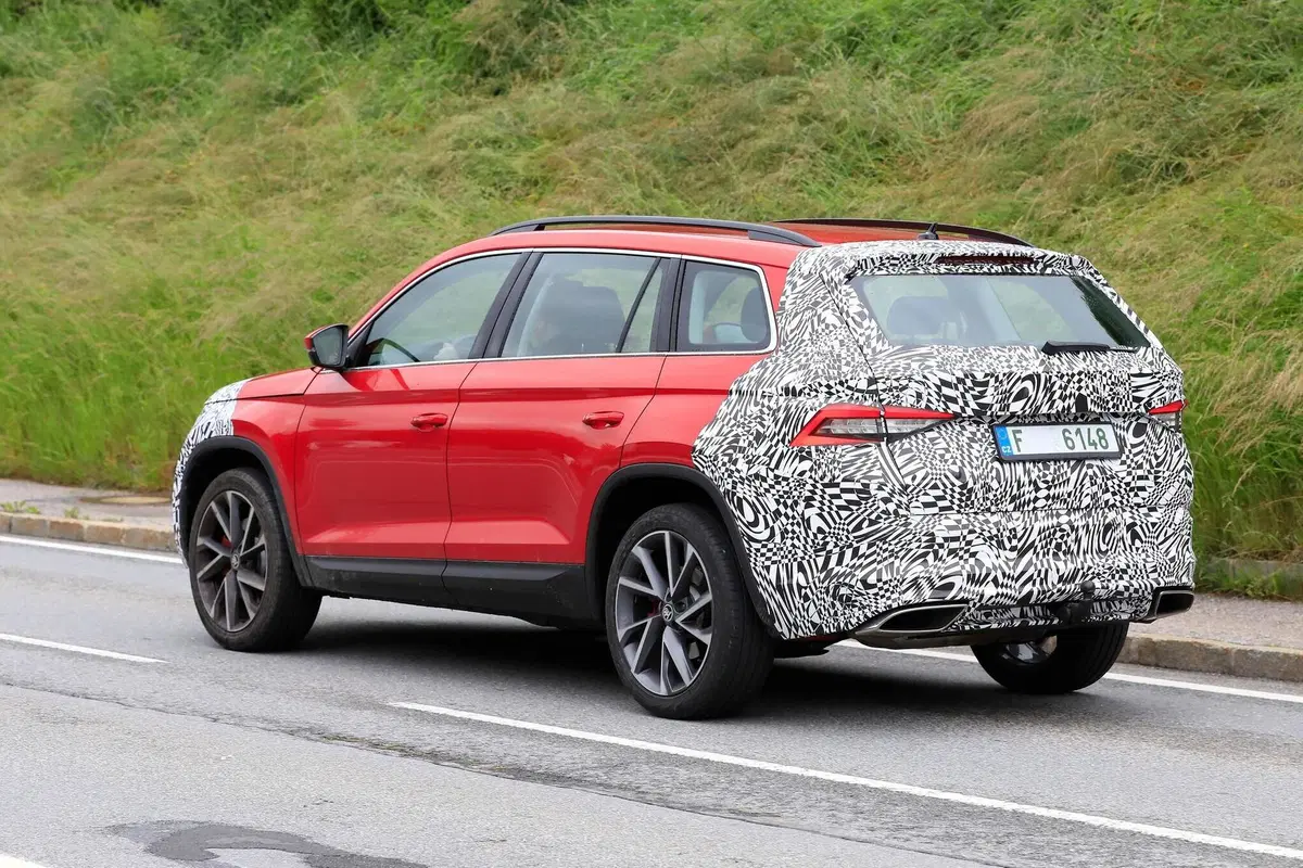 Skoda Karoq e Kodiaq verso il restyling [Foto spia] (9)