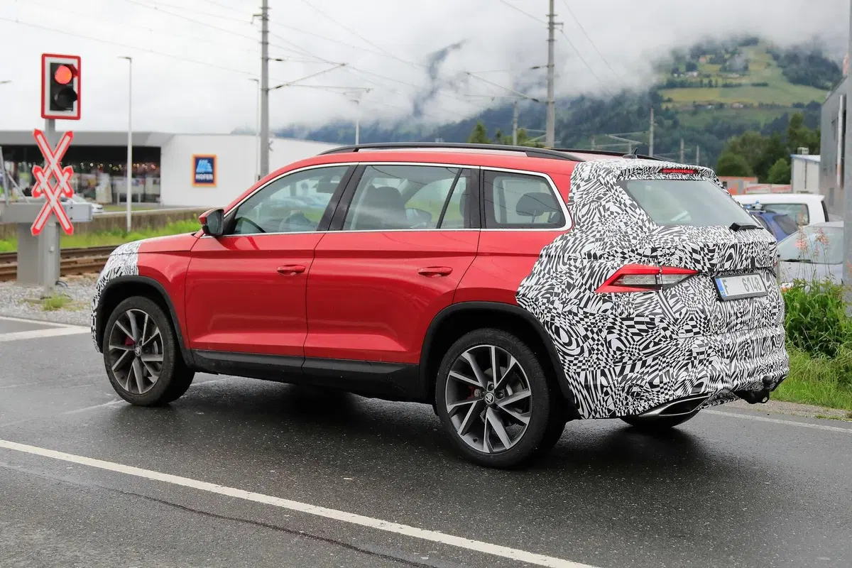 Skoda Karoq e Kodiaq verso il restyling [Foto spia] (10)
