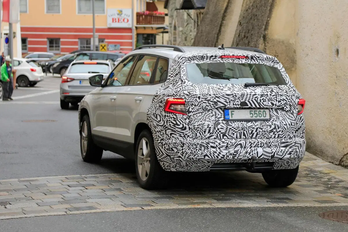 Skoda Karoq e Kodiaq verso il restyling [Foto spia] (14)