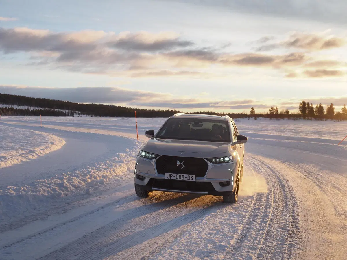 DS 7 Crossback E-Tense, arriva versione da 225 CV (5)