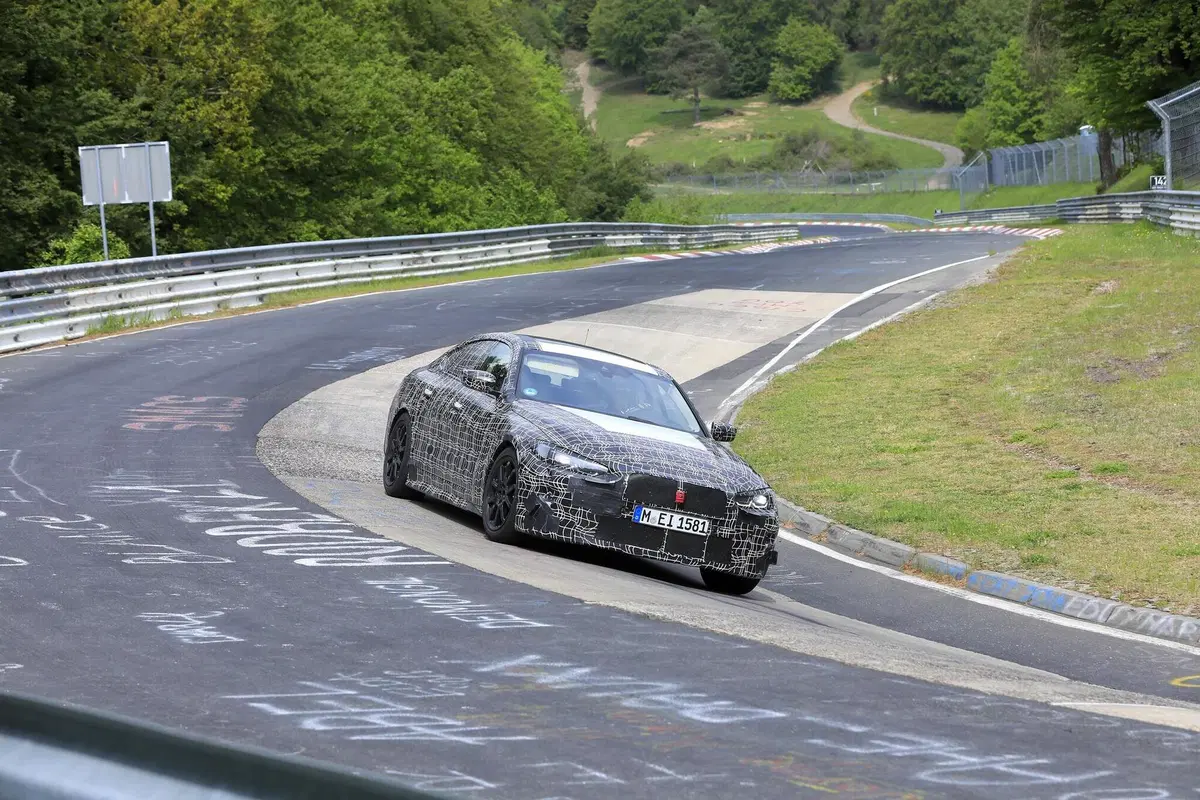 BMW Serie 4 Gran Coupé: maxi griglia anche per la 4 porte [Foto spia] (2)