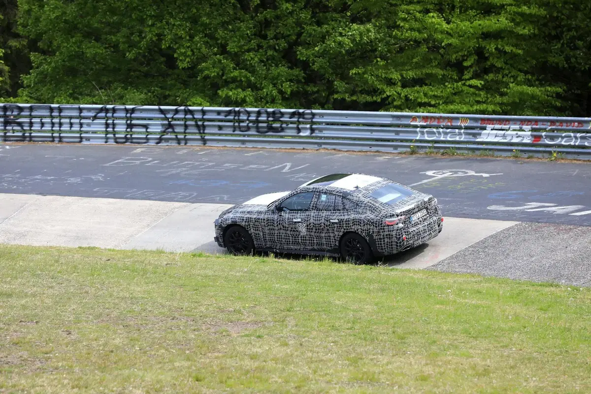 BMW Serie 4 Gran Coupé: maxi griglia anche per la 4 porte [Foto spia] (12)