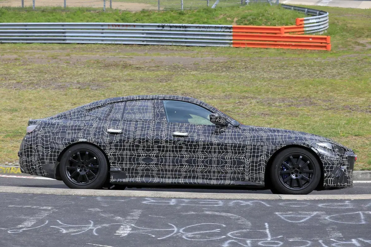 BMW Serie 4 Gran Coupé: maxi griglia anche per la 4 porte [Foto spia] (5)
