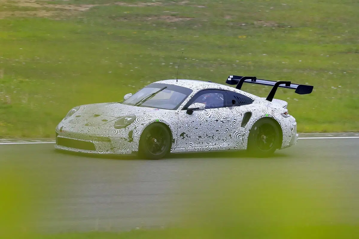 Porsche 911 GT3 R 2020: la 992 da corsa è quasi pronta [Foto spia] (7)