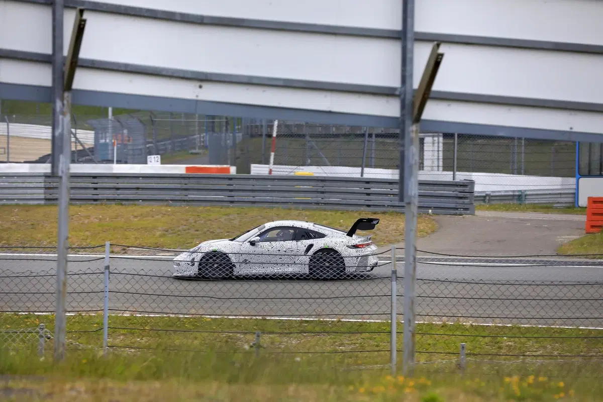 Porsche 911 GT3 R 2020: la 992 da corsa è quasi pronta [Foto spia] (8)