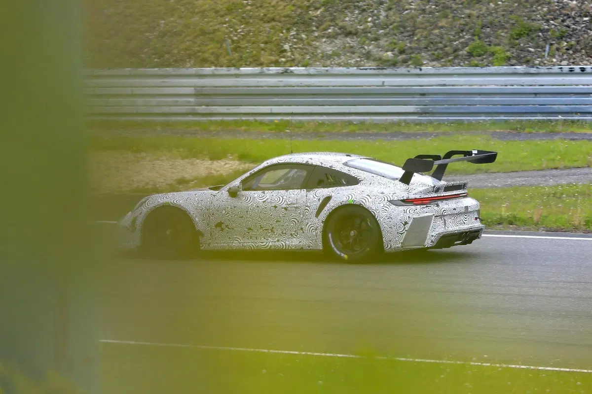 Porsche 911 GT3 R 2020: la 992 da corsa è quasi pronta [Foto spia] (9)
