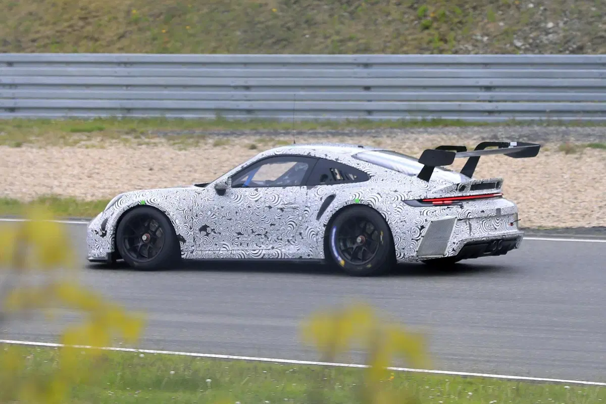 Porsche 911 GT3 R 2020: la 992 da corsa è quasi pronta [Foto spia] (4)