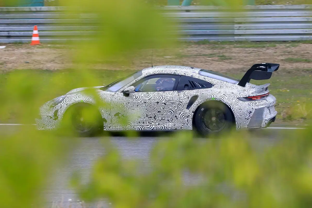 Porsche 911 GT3 R 2020: la 992 da corsa è quasi pronta [Foto spia] (10)