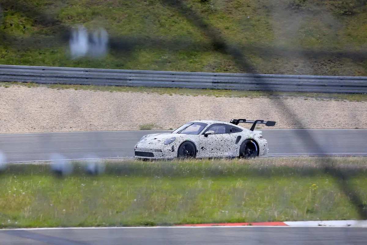 Porsche 911 GT3 R 2020: la 992 da corsa è quasi pronta [Foto spia] (5)