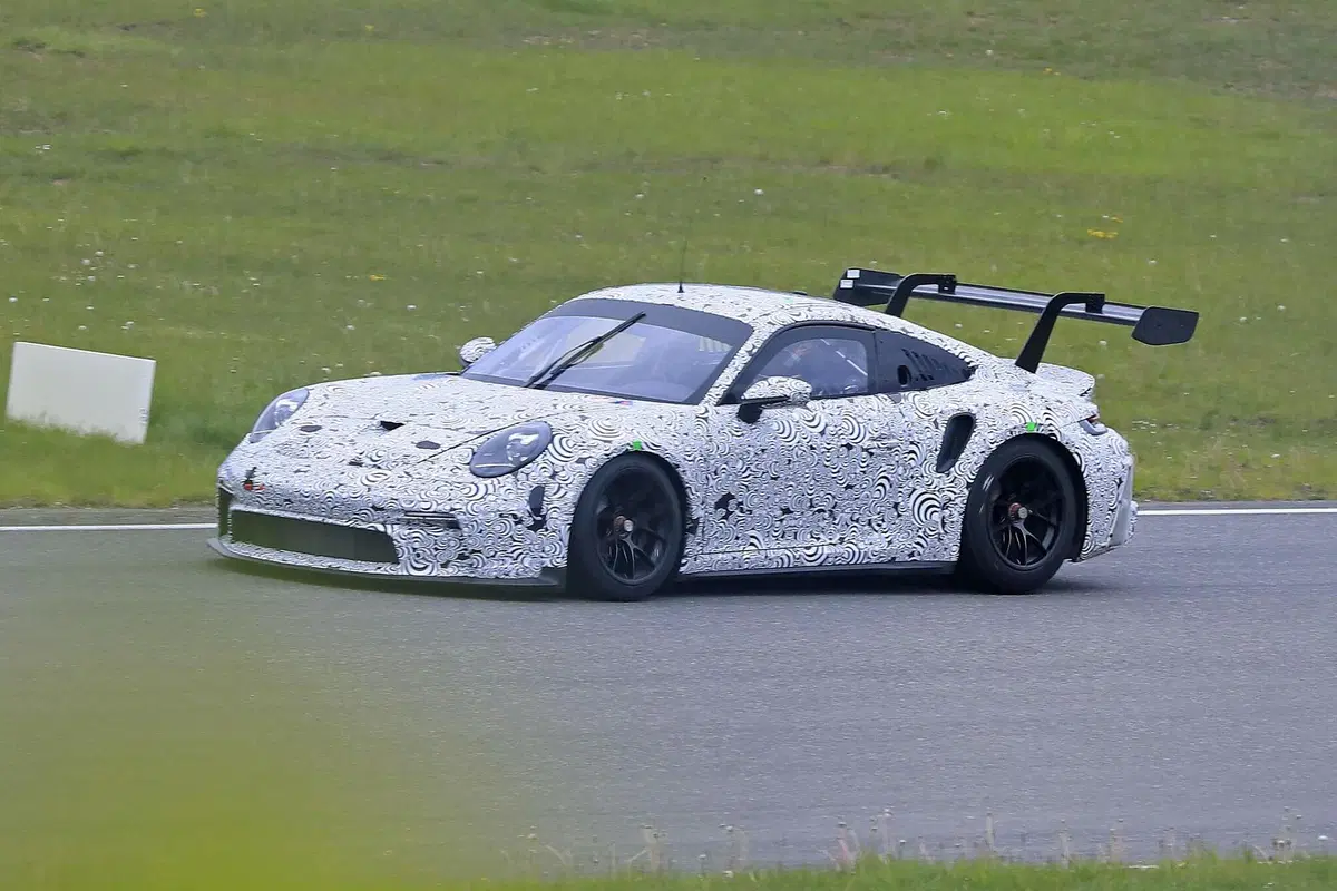 Porsche 911 GT3 R 2020: la 992 da corsa è quasi pronta [Foto spia] (11)