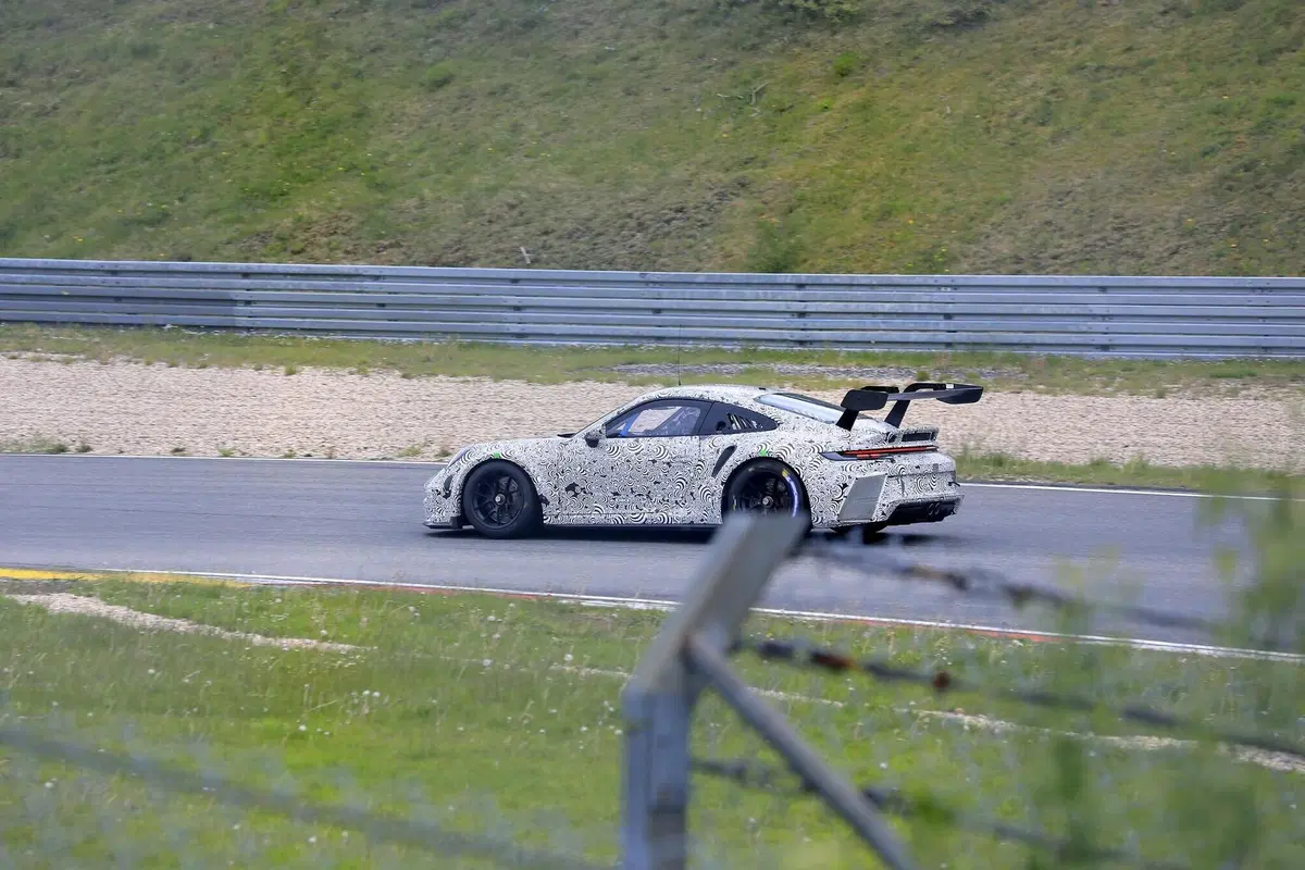 Porsche 911 GT3 R 2020: la 992 da corsa è quasi pronta [Foto spia] (12)