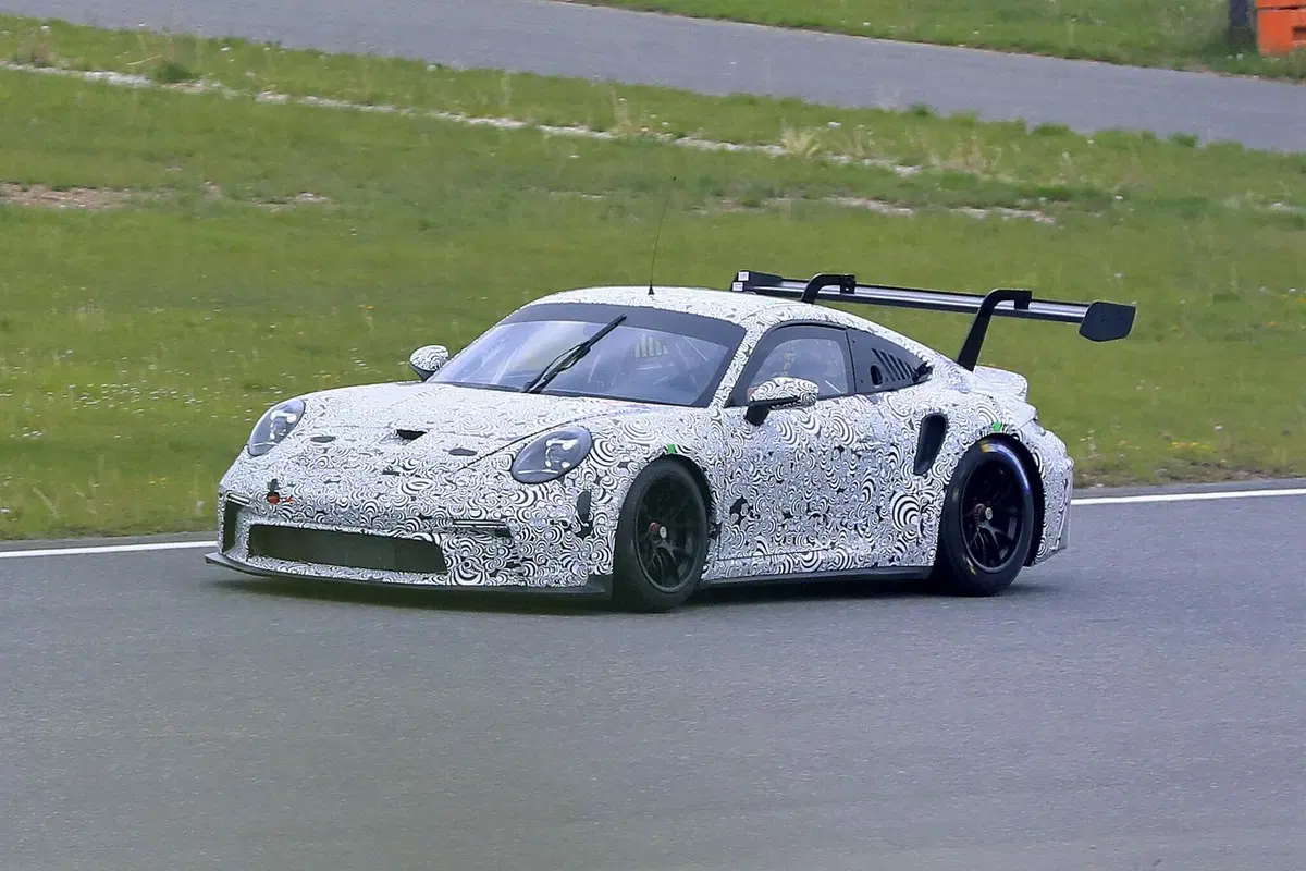 Porsche 911 GT3 R 2020: la 992 da corsa è quasi pronta [Foto spia] (13)