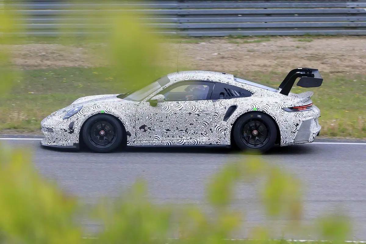 Porsche 911 GT3 R 2020: la 992 da corsa è quasi pronta [Foto spia] (14)