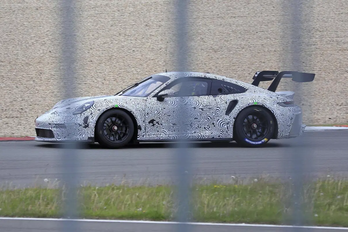 Porsche 911 GT3 R 2020: la 992 da corsa è quasi pronta [Foto spia] (15)