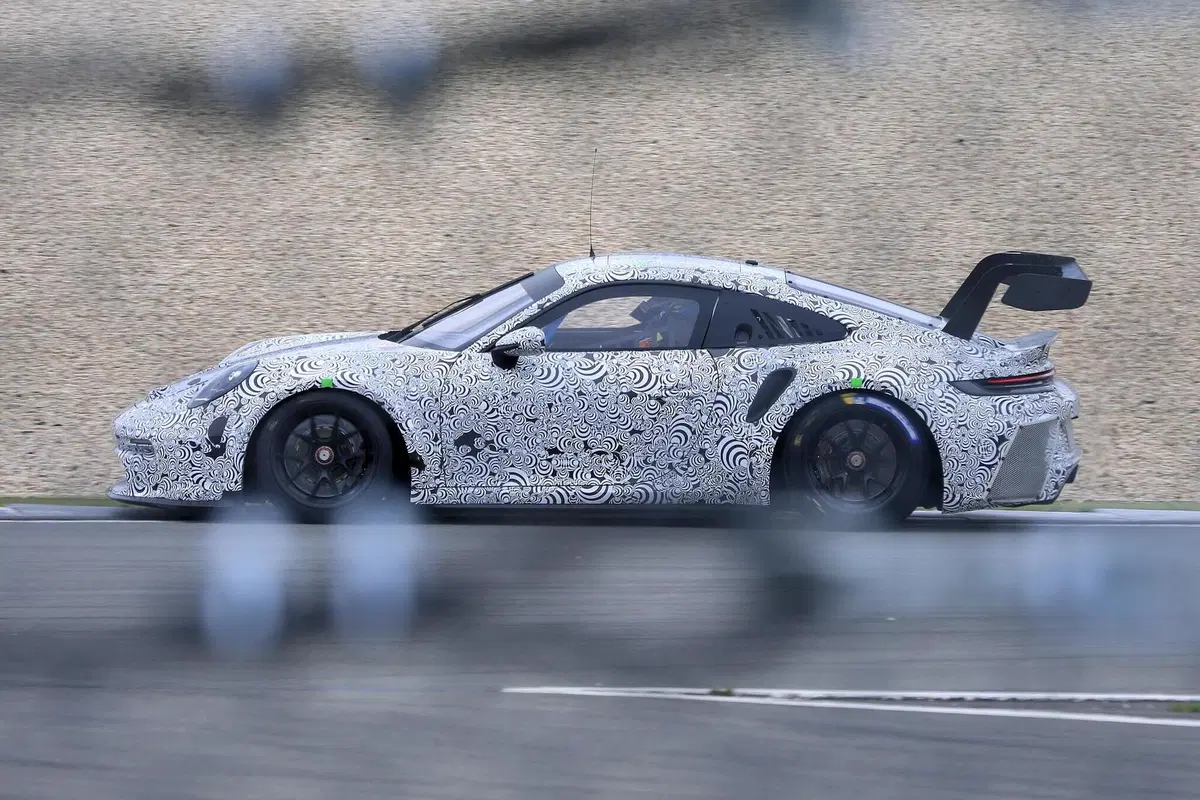 Porsche 911 GT3 R 2020: la 992 da corsa è quasi pronta [Foto spia] (16)
