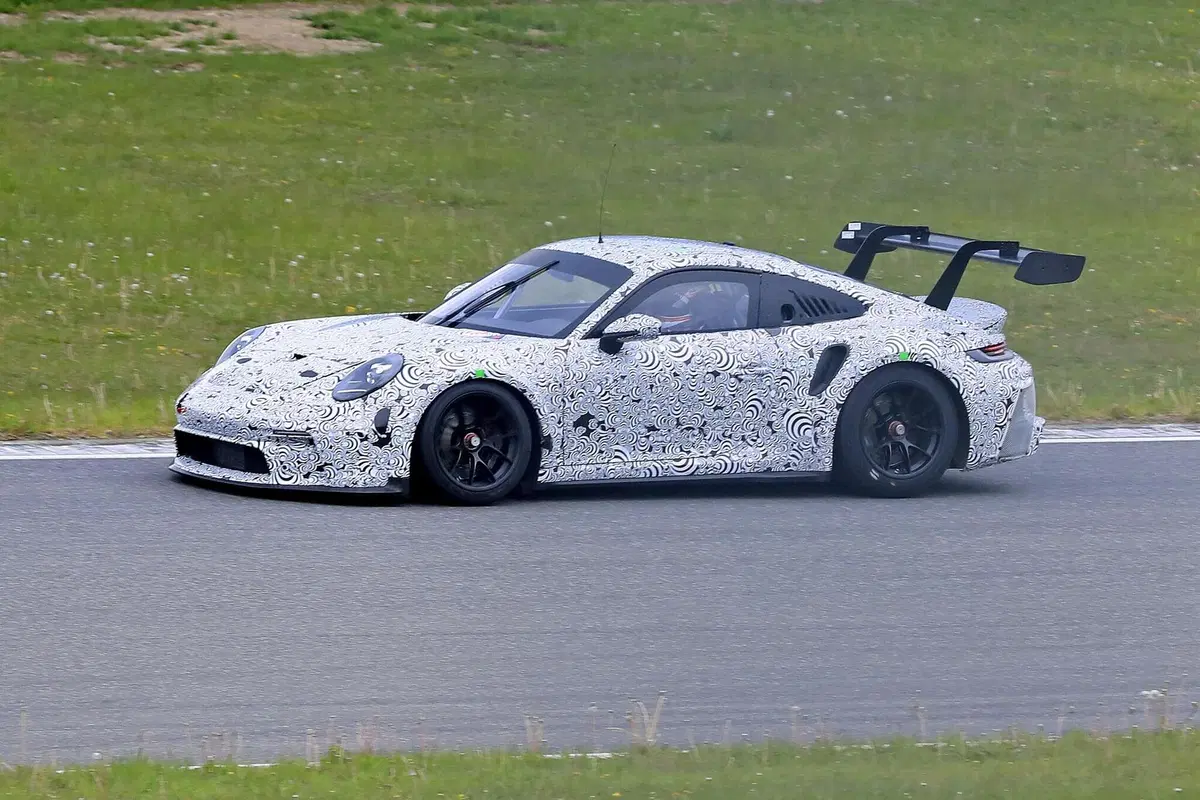Porsche 911 GT3 R 2020: la 992 da corsa è quasi pronta [Foto spia] (17)