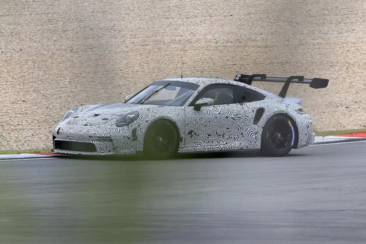 Porsche 911 GT3 R 2020: la 992 da corsa è quasi pronta [Foto spia] (18)
