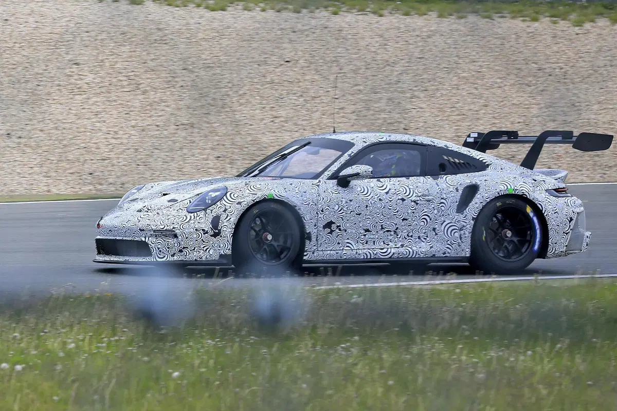 Porsche 911 GT3 R 2020: la 992 da corsa è quasi pronta [Foto spia] (19)