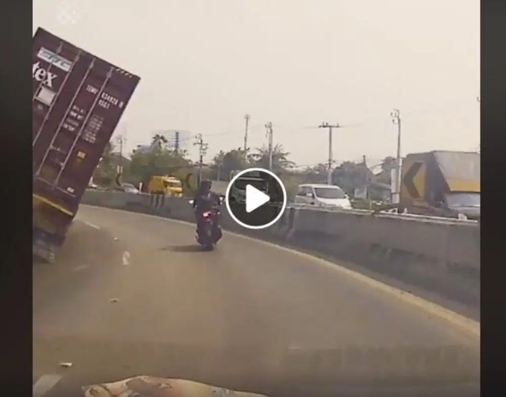 Morte in faccia sulla strada: TIR ribalta con moto a fianco