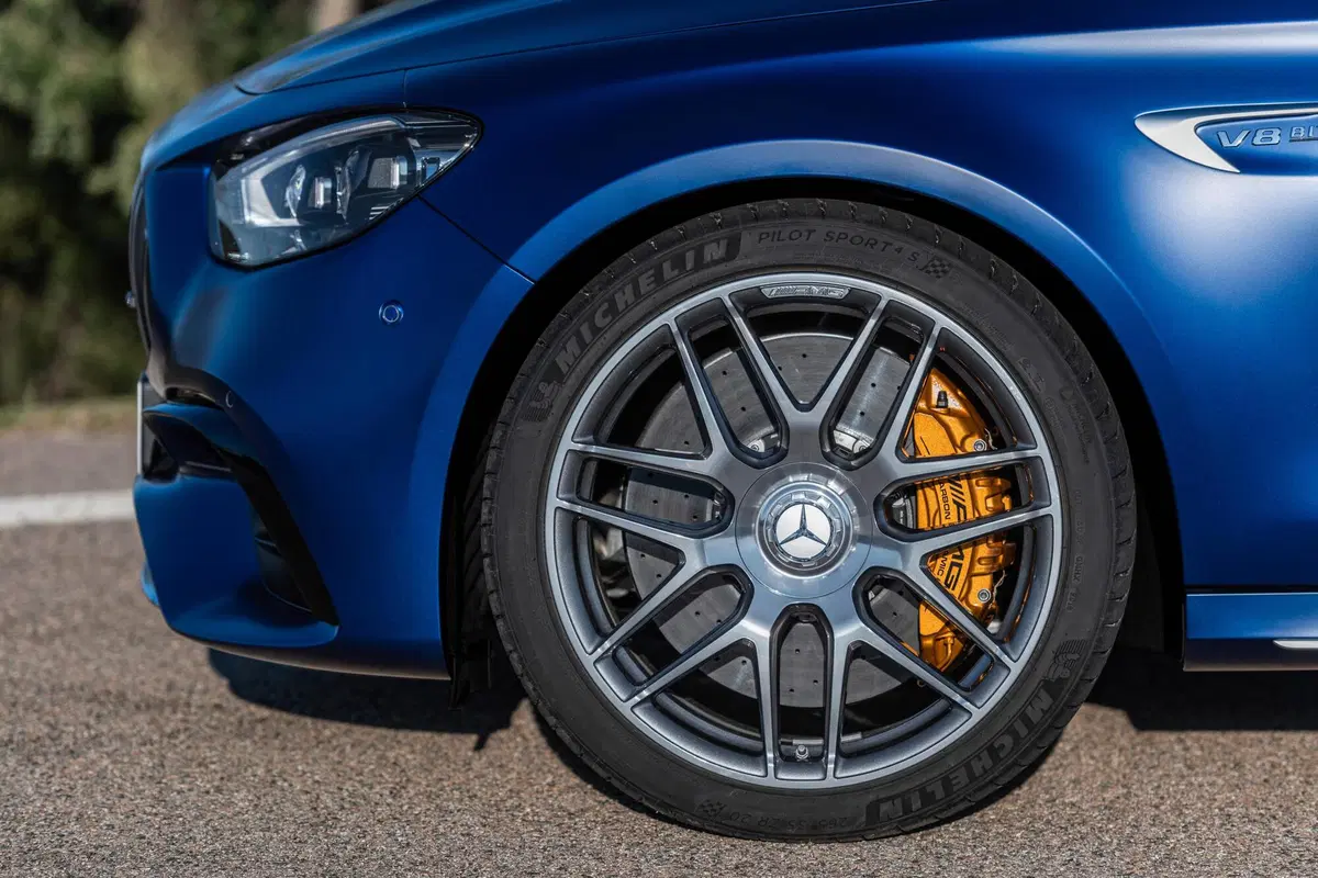 Mercedes-AMG E 63, tolti i veli al restyling  (14)