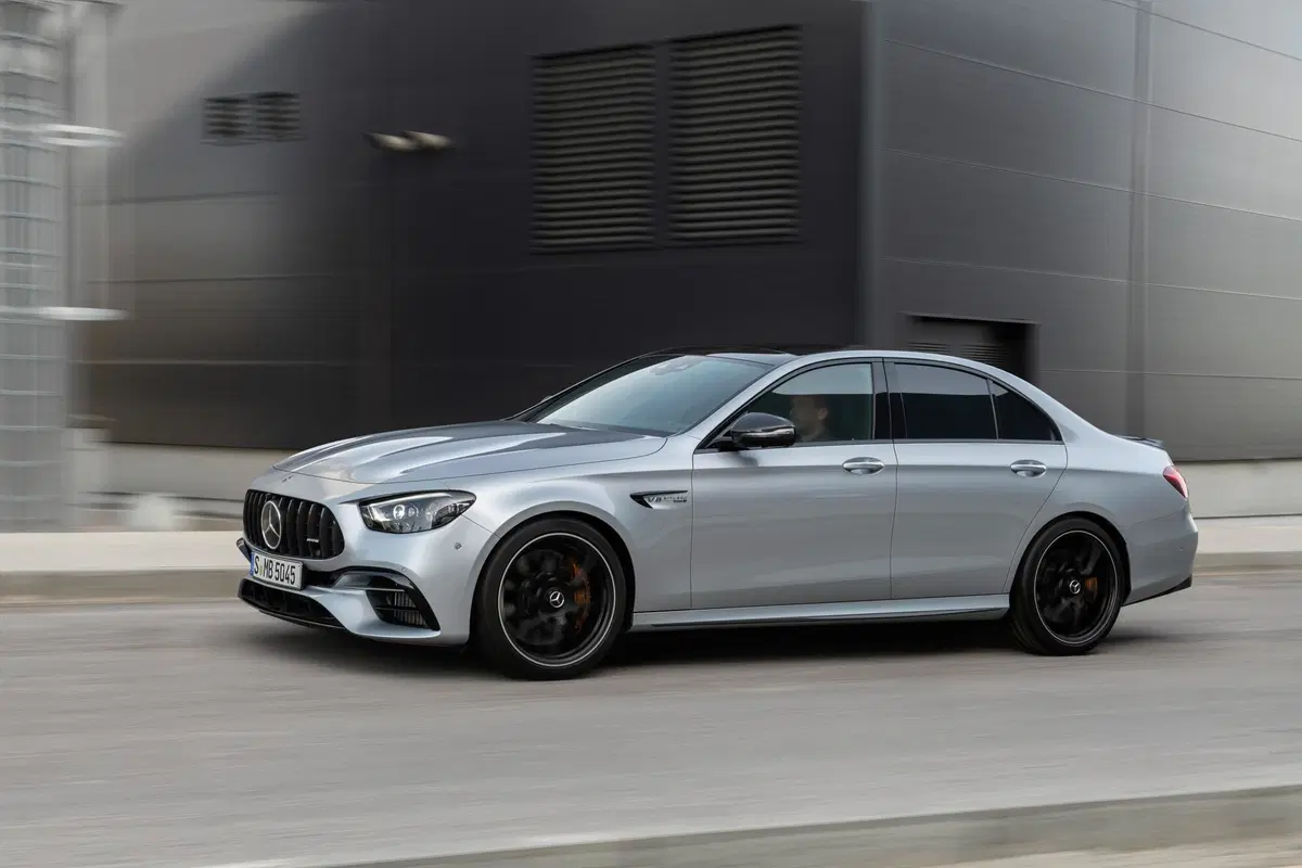 Mercedes-AMG E 63, tolti i veli al restyling  (19)
