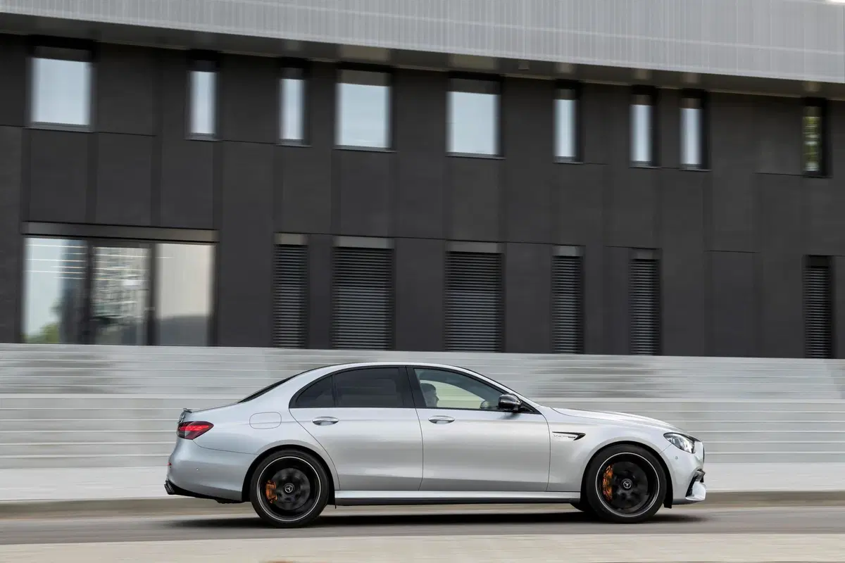 Mercedes-AMG E 63, tolti i veli al restyling  (20)