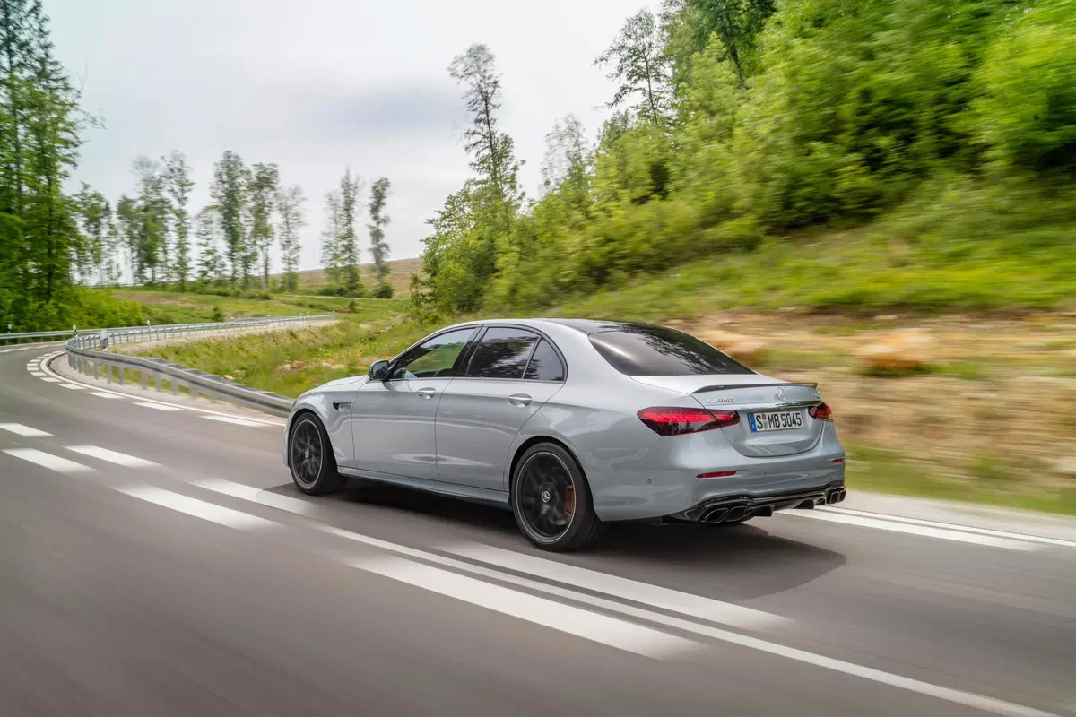 Mercedes-AMG E 63, tolti i veli al restyling  (21)