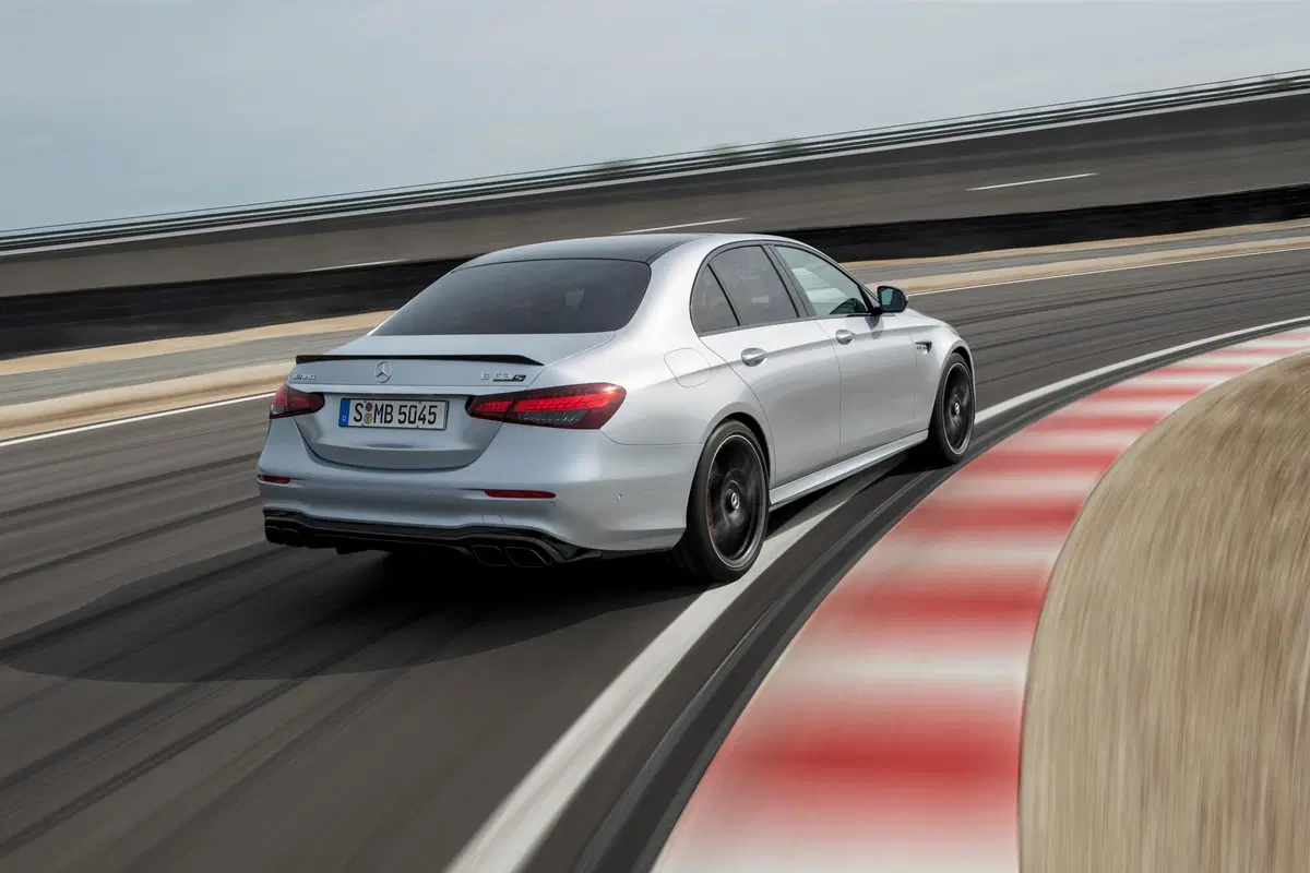 Mercedes-AMG E 63, tolti i veli al restyling  (22)