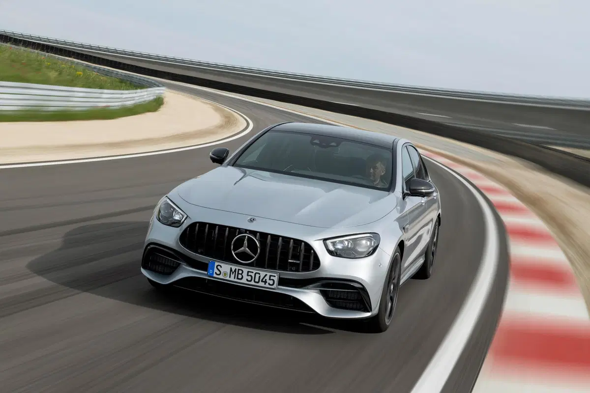 Mercedes-AMG E 63, tolti i veli al restyling  (23)