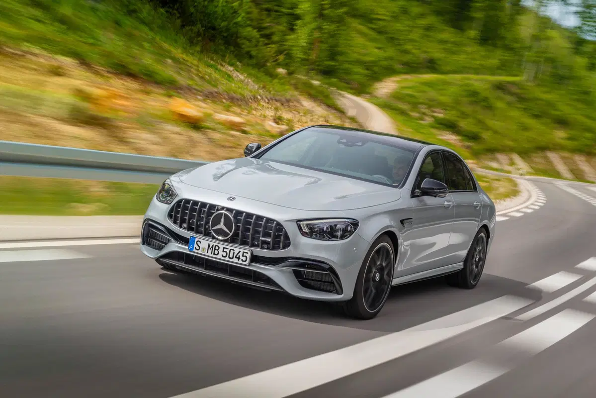 Mercedes-AMG E 63, tolti i veli al restyling  (25)