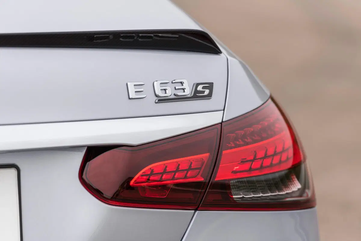 Mercedes-AMG E 63, tolti i veli al restyling  (27)